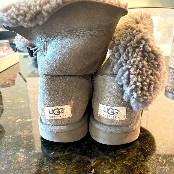 UGGS- Gray. Slightly used. Size 8W - Picture 1 of 8